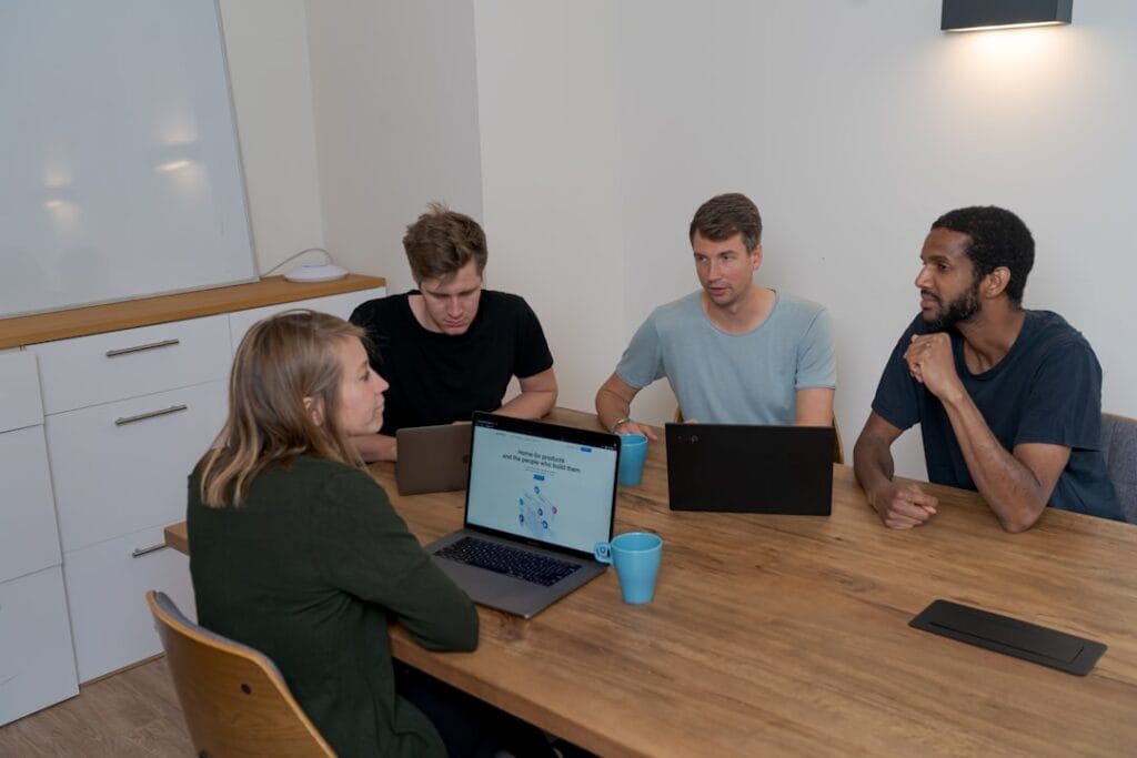 SaaS Leadership: Roles, Skills, Team Structure & Scaling Playbook for 2026 SaaS leadership team discussing strategy in a software company